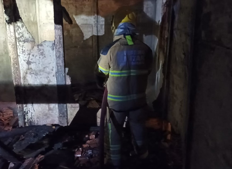 Estrutura da residência ficou bastante destruída — Foto: Corpo de Bombeiros/Divulgação