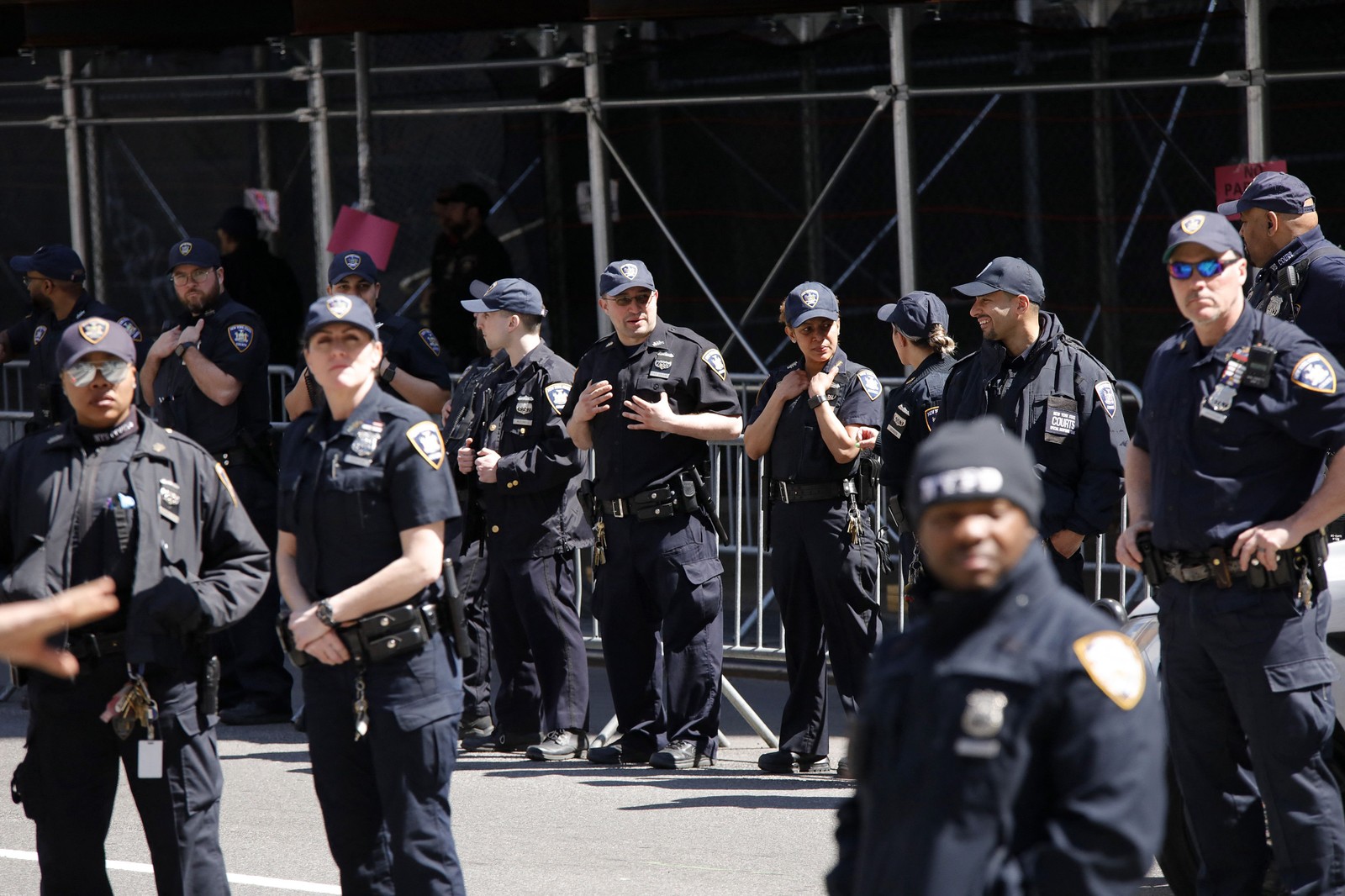 Oficiais do NYPD se reúnem do lado de fora do Tribunal Criminal de Manhattan — Foto: Photo by KENA BETANCUR / GETTY IMAGES NORTH AMERICA / Getty Images via AFP