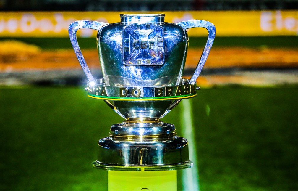 A taça que será entregue ao campeão da Copa do Brasil — Foto: CBF