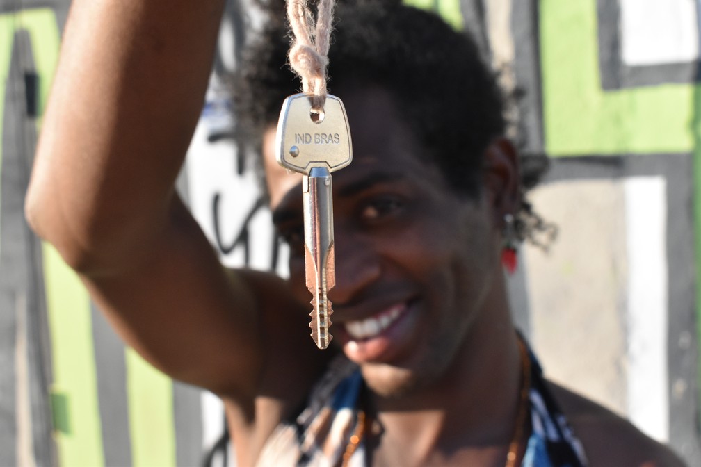 Adriana Cavalcanti mostra a chave do seu novo lar em Campinas (SP) (Foto: Fernando Evans/G1)