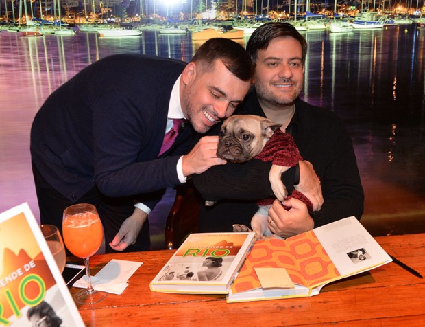 O casal Bruno Astuto e Sandro Barros com a cachorrinha Aurora (Foto: Francisco Cepeda/AgNews)
