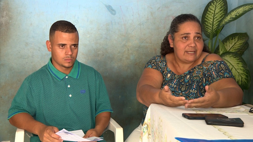 Guilherme e a mãe Eliane buscam recuperar o prejuízo do furto — Foto: Reprodução EPTV