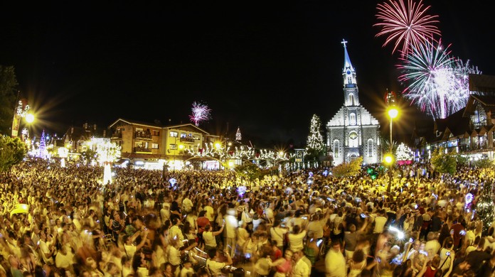 Natal Luz começa com presença do Papai Noel e show de orquestra em Gramado  | Rio Grande do Sul | G1