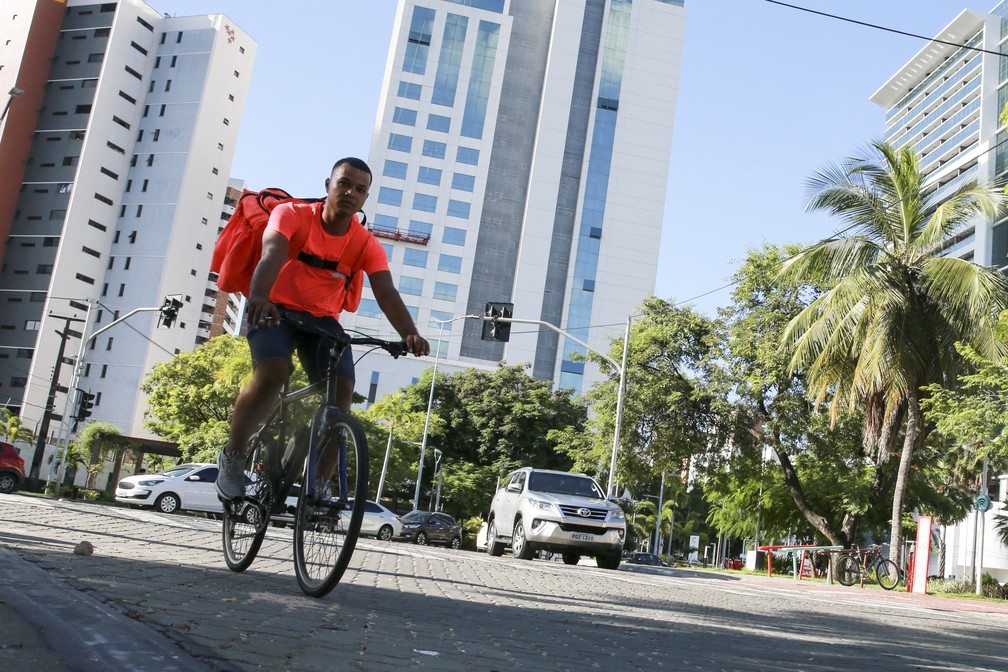 Entregadores pedalam cerca de 70 quilômetros durante 13 horas por dia para faturar R$ 400 por semana — Foto: Kid Júnior/G1