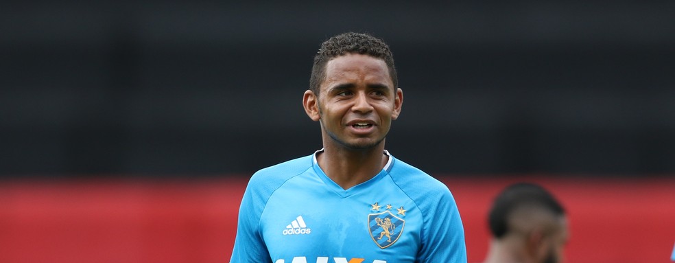 Deivid Ã© uma baixa do Sport diante do ParanÃ¡ (Foto: Aldo Carneiro/Pernambuco Press)