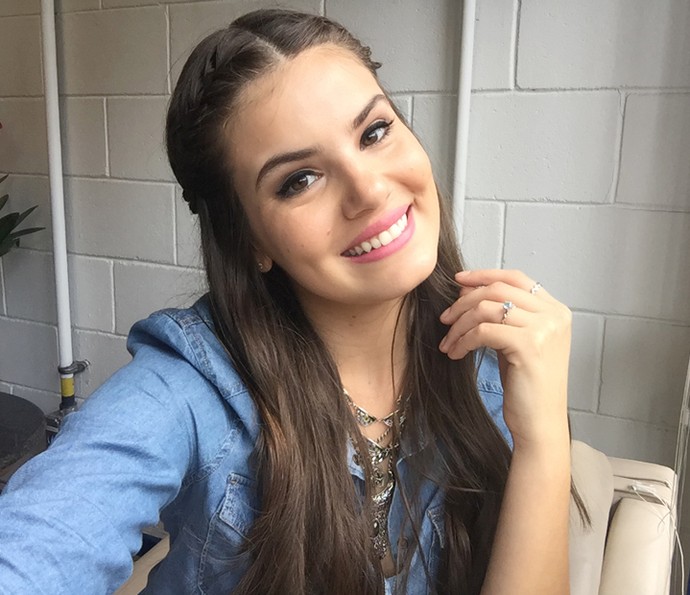 Camila Queiroz tira selfie nos bastidores do Encontro (Foto: Gshow)