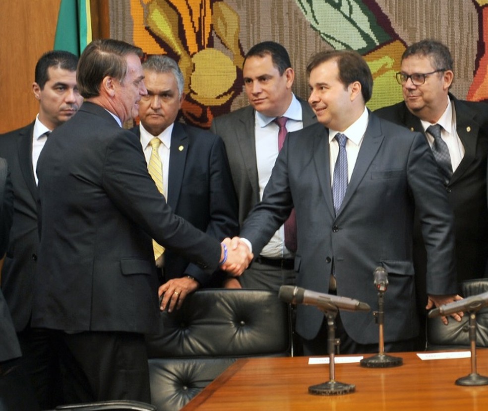 Presidente Jair Bolsonaro cumprimenta Rodrigo Maia, presidente da CÃ¢mara â€” Foto: J. Batista / CÃ¢mara dos Deputados