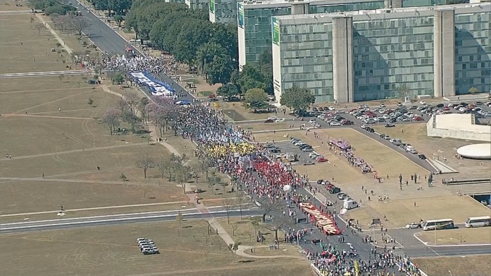 União Nacional do Estudantes (UNE) faz protesto em Brasília contra reforma da previdência  — Foto: TV Globo/Reprodução