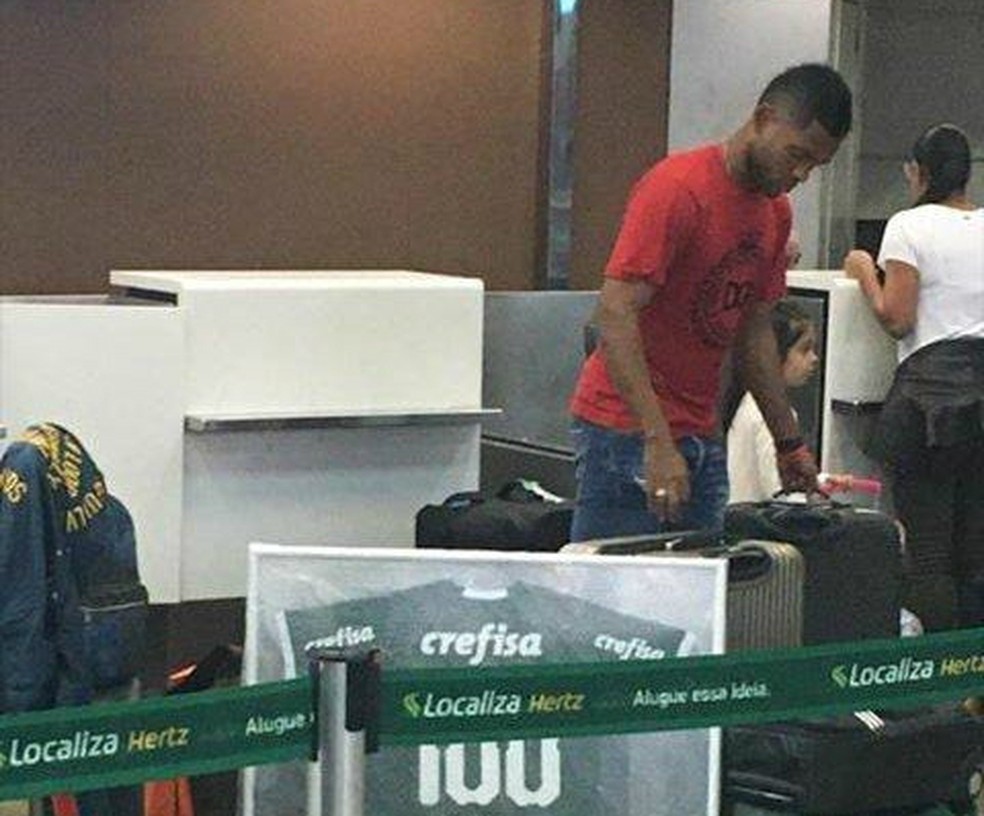 Miguel Borja, do Palmeiras, em guichê no aeroporto — Foto: Reprodução/Redes sociais