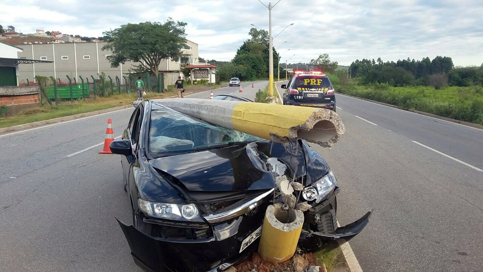 Carro Batido Em Poste