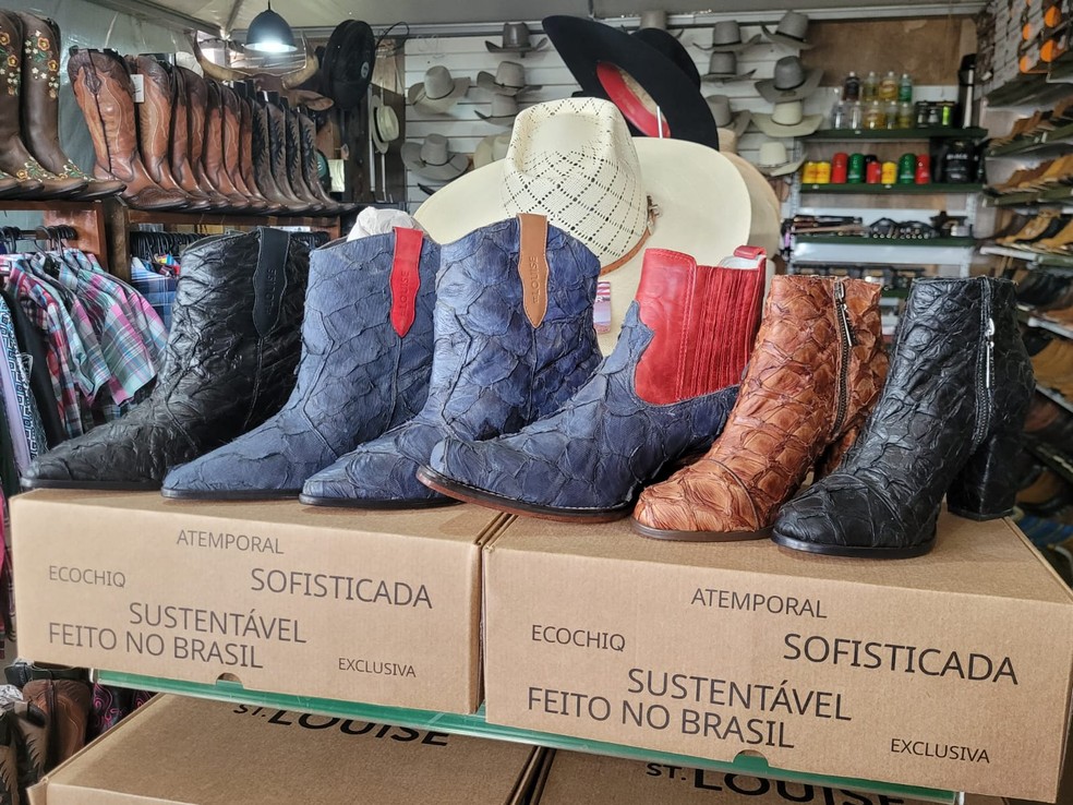 Botas são feitas com couro de pirarucu expostos na RRS 2022 — Foto: Rauã Araújo