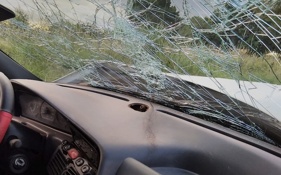 Vidro de carro fica destruído em acidente na GO-040 em Goiás — Foto: Divulgação/Dict