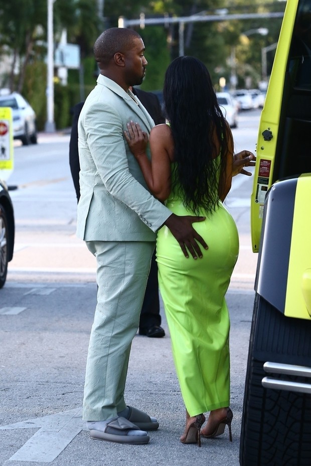 Miami Beach, FL  - Kim Kardashian gets a helping hand from her man Kanye West while they grab ice cream. Kanye is seen even grabbing a handful of Kim's butt before the duo grab some ice cream.Pictured: Kim Kardashian, Kanye WestBACKGRID USA 18 AUG (Foto: VEM / FAMAPRESS / BACKGRID)