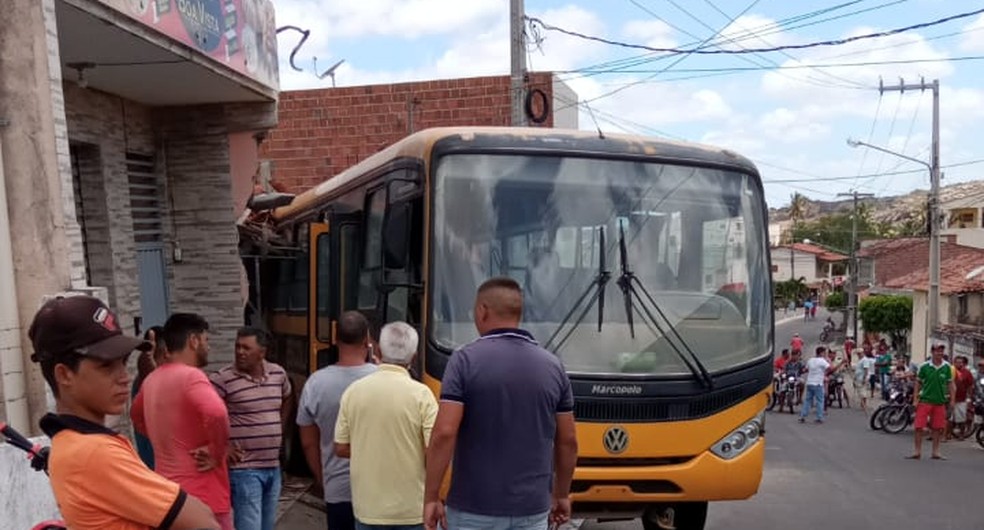 Ônibus escolar desgovernado invade casa no interior do RN — Foto: Divulgação