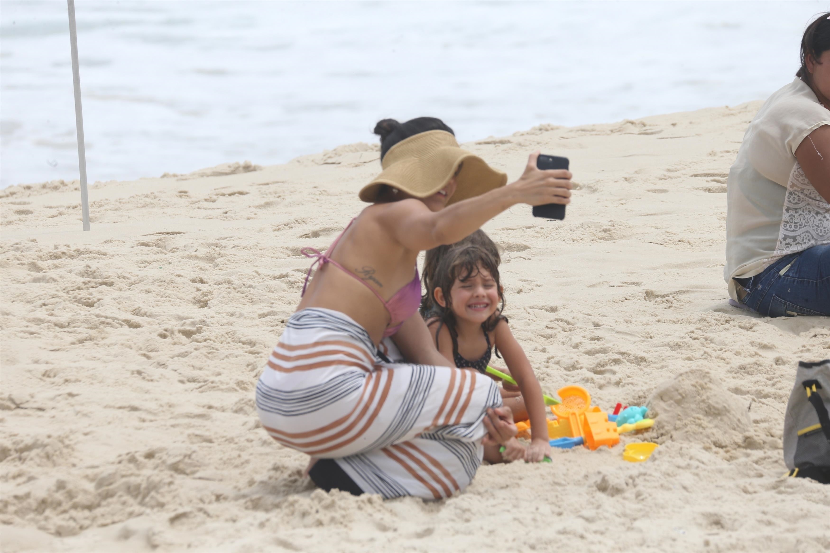 Malvino Salvador e Kyra Gracie curtem dia de praia com os filhos (Foto: AgNews )