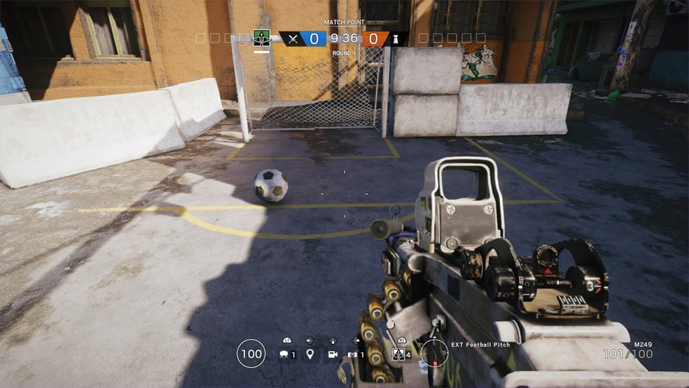 O campinho de futebol de Rainbow Six: Siege também tem um easter egg — Foto: Reprodução/Eggabase