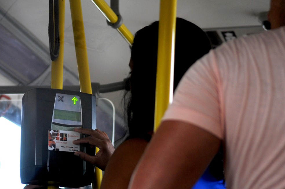 Estudante aproxima cartão de máquina em ônibus do DF — Foto: Gabriel Jabur/Agência Brasília