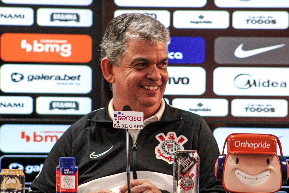 Carlos Brazil se apresenta e quer Corinthians protagonista na base: 