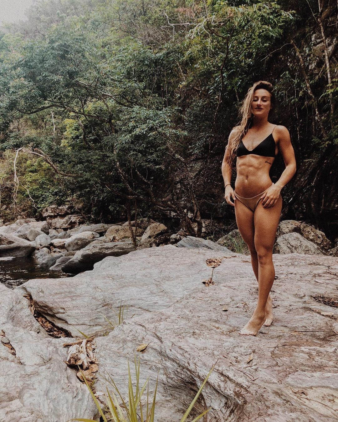 Bruna Griphao exibe abdome definido em clique de biquíni: "Feliz" (Foto: Reprodução/Instagram)