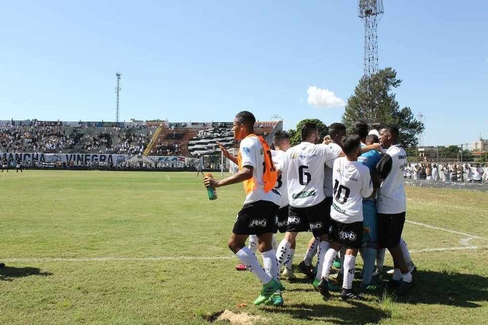 Jogadores do Comercial comemoram mais um gol na partida (Foto: Rafael Alves/DivulgaÃ§Ã£o/Comercial)