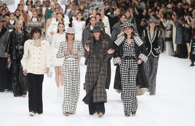 Resultado de imagem para fotos das modelos do desfile chanel 2019/20