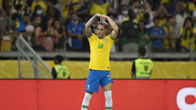 Antony comemora gol em vitória da seleção brasileira sobre o Paraguai