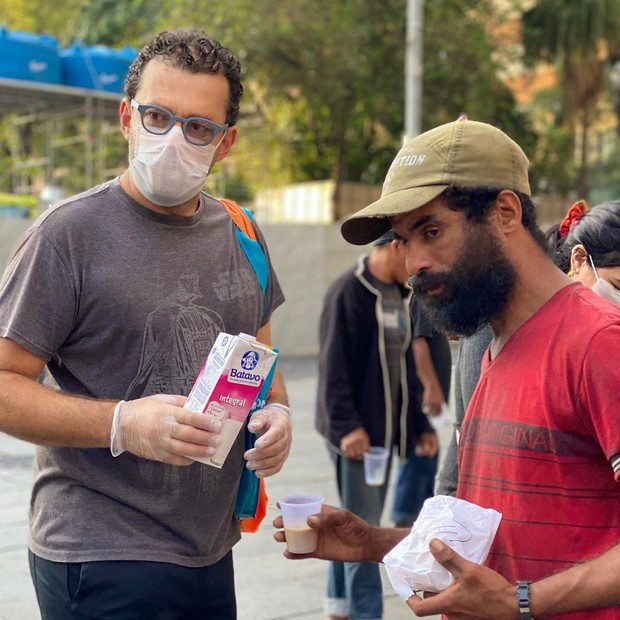 Fernando Rocha distribui alimentos à população de rua, em São Paulo (Foto: Reprodução/Instagram)
