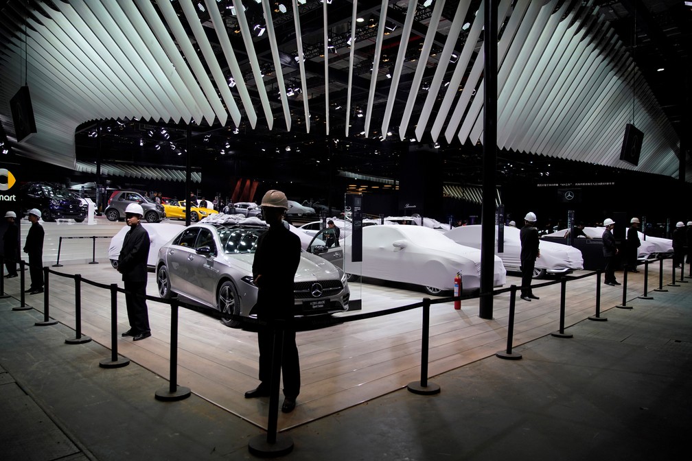 Salão de Xangai: estande da Mercedes-Benz com carros ainda cobertos — Foto: Aly Song/Reuters
