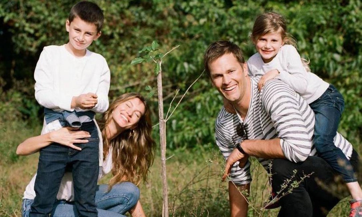 Gisele Bündchen e Tom Brady plantando uma árvore com os filhos, Benjamin e Vivian — Foto: Reprodução