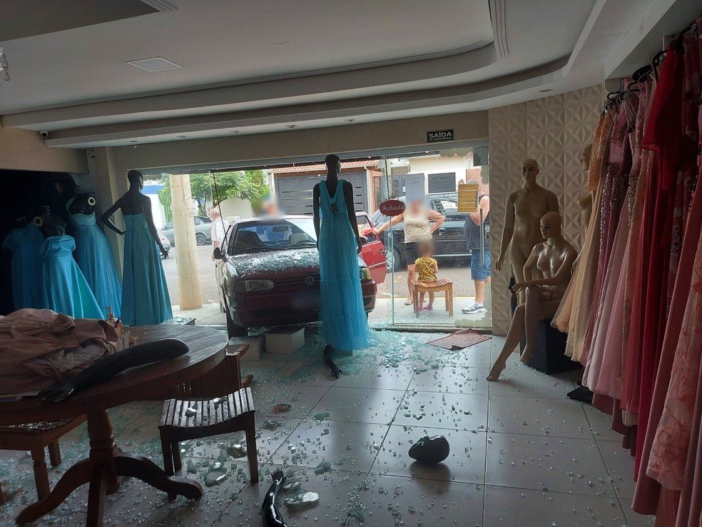 Carro invadiu loja de roupas para festas em Lins; ninguém ficou ferido — Foto: Marcelo Villanova/Arquivo Pessoal