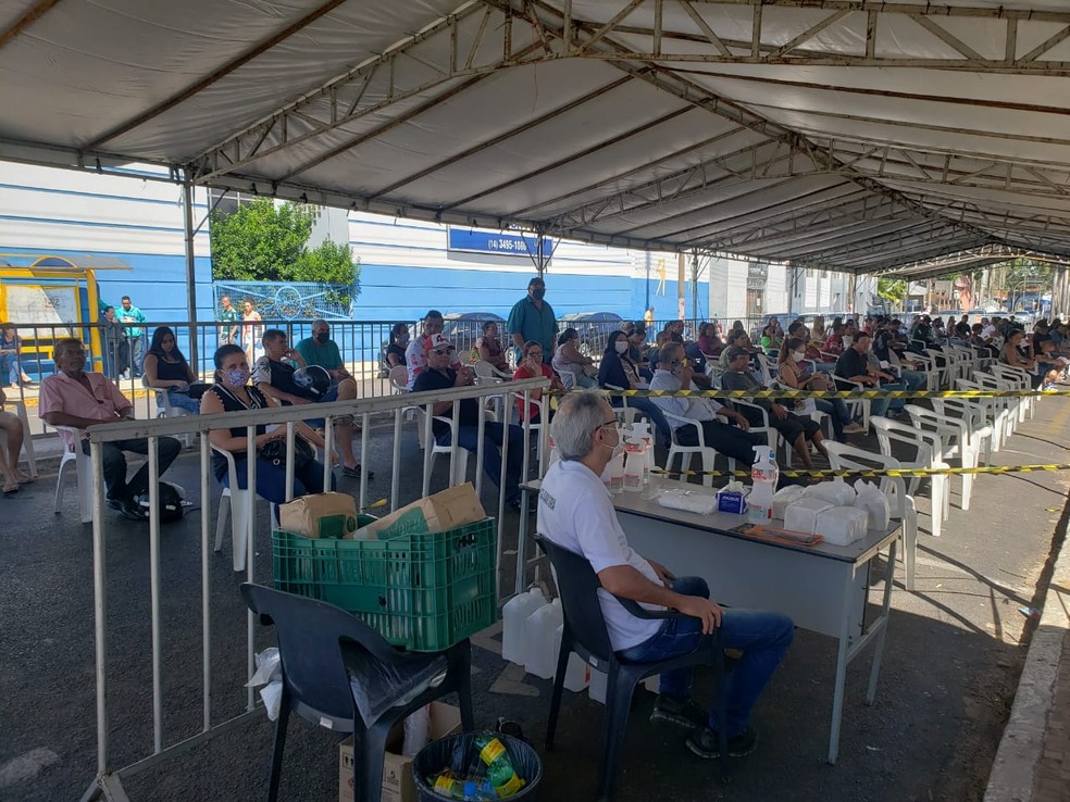 Prefeitura monta tenda para acomodar moradores na fila da Caixa em Tupã — Foto: Prefeitura de Tupã/Divulgação