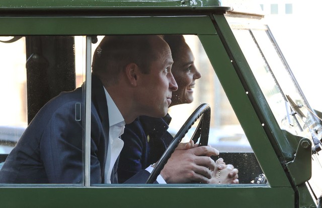 EDINBURGH, SCOTLAND - MAY 26: Prince William, Duke of Cambridge and Catherine, Duchess of Cambridge arrive in a Land Rover Defender that previously belonged to Prince Philip, Duke of Edinburgh to host NHS Charities Together and NHS staff at a unique drive (Foto: Getty Images)