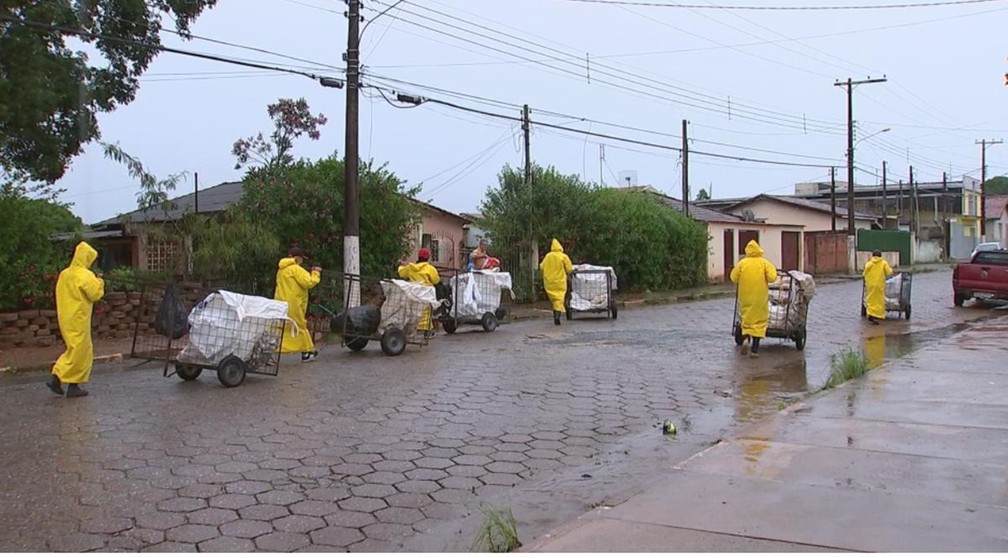 Faça chuva ou sol, catadoras saem nas ruas para coletar materiais recicláveis em Capão Bonito (Foto: Renan Ciconelo/TV TEM)