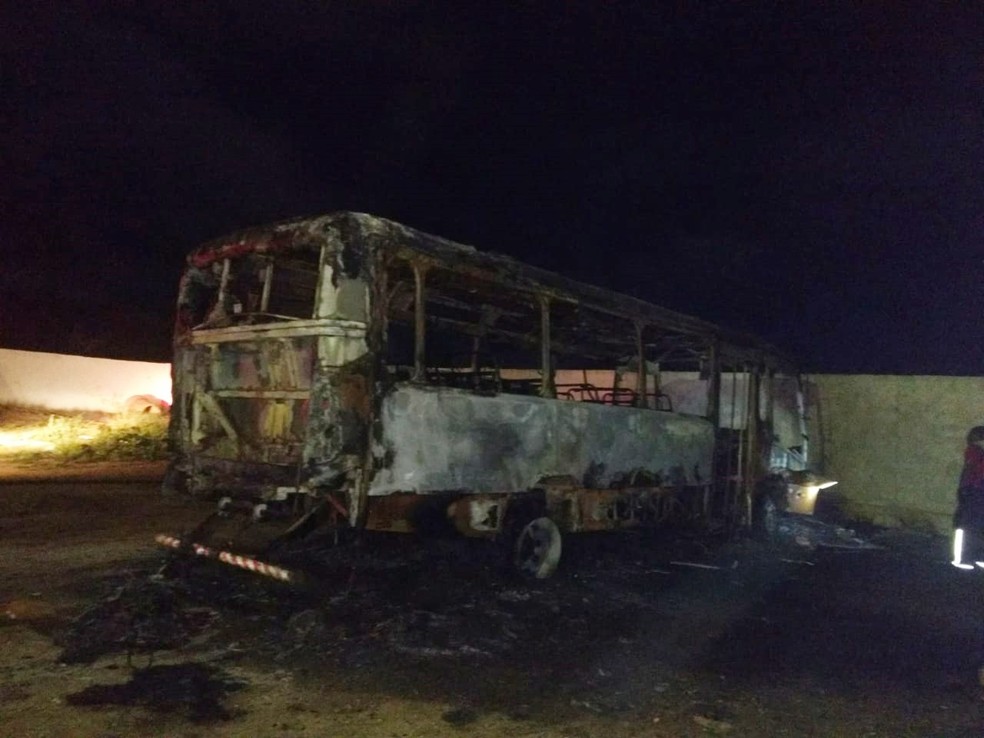 Ônibus escolar após pegar fogo na garagem da Prefeitura de Barra de Santana, na PB — Foto: Prefeitura/Divulgação