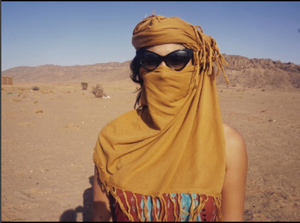Giulia Costa à caráter no deserto do Saara (Foto: Reprodução Instagram)