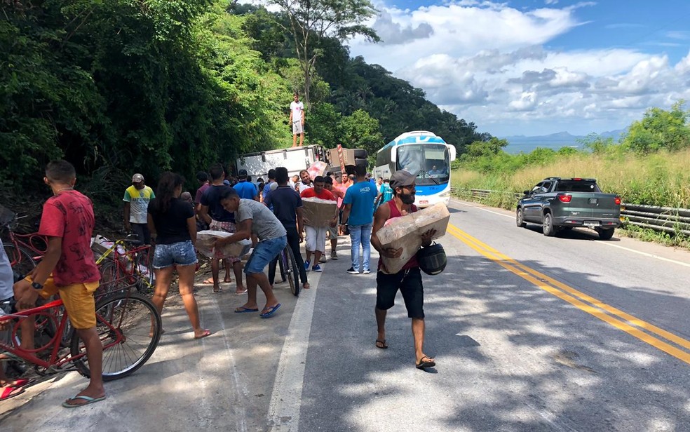 População rouba carga de caminhão após acidente que deixou motorista morto, em Tianguá — Foto: Mateus Ferreira/ TV Verdes Mares