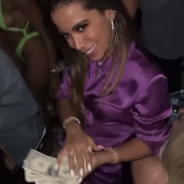 Anitta distribui dinheiro em boate de strip (Foto: Reprodução/Instagram)