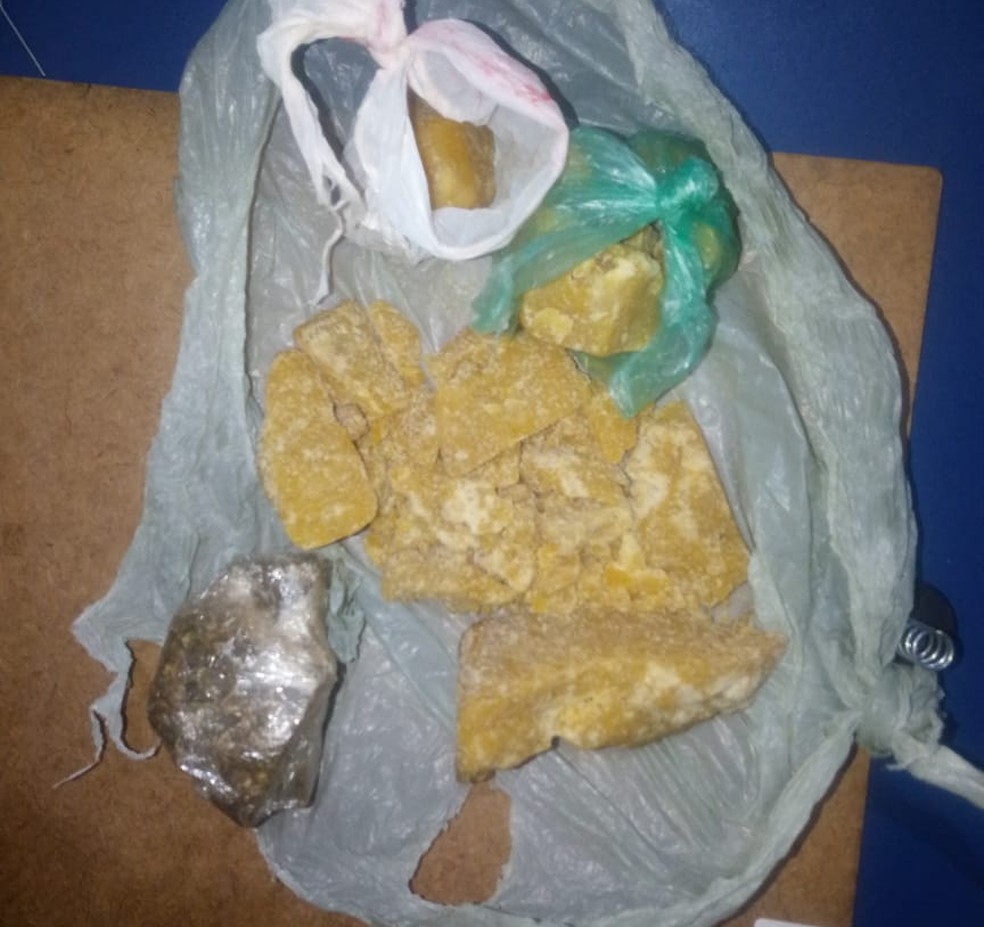 Droga foi encontrada em uma bolsa feminina â€” Foto: PolÃ­cia Militar/DivulgaÃ§Ã£o