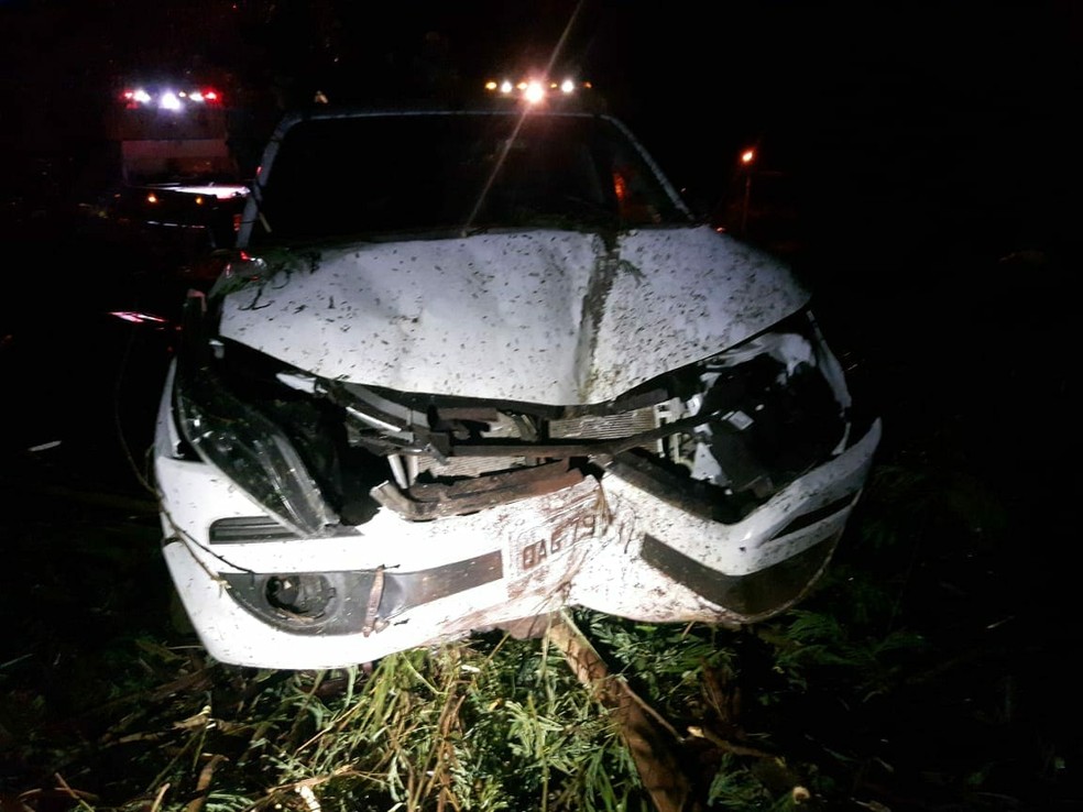 Frente da camionete ficou destruÃ­da  (Foto: BatalhÃ£o de Choque / ReproduÃ§Ã£o)