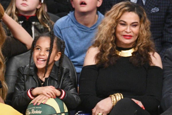A filha de Beyoncé, a pequena Blue Ivy, e a mãe da cantora, Tina Knowles (Foto: Getty Images)
