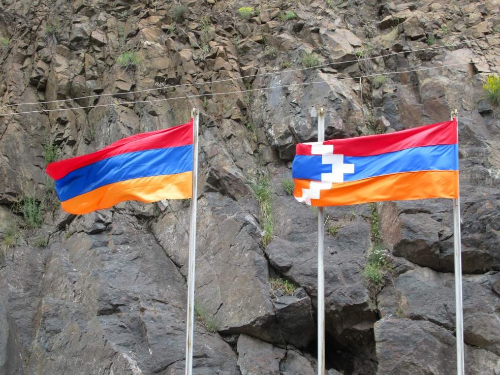 Bandeiras da Armênia e da República de Nagorno-Karabakh – não reconhecida pelo Brasil — Foto: Border Flags by David Stanley / CC BY