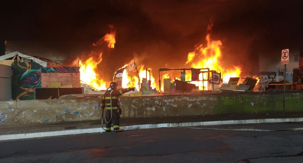 Barracos pegam fogo embaixo do Viaduto Júlio de Mesquita Filho (Foto: Divulgação/Corpo de Bombeiros)