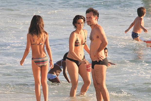 Mariana Lima e Enrique Diaz na praia com uma das filhas (Foto: AgNews)