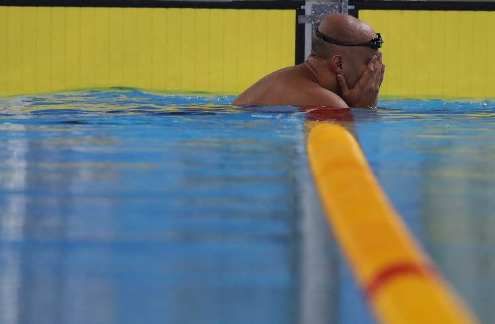 João Gomes Júnior se emociona após prova dos 100m peito em Lima — Foto: Sergio Moraes/Reuters