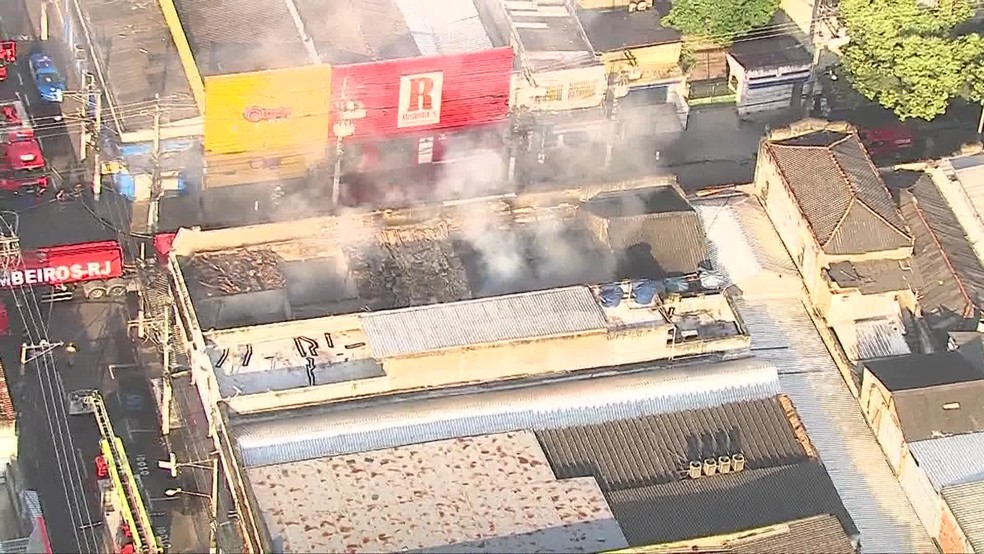 Duas ruas de Niterói, no RJ, foram interditadas por conta de um incêndio — Foto: Reprodução/ TV Globo
