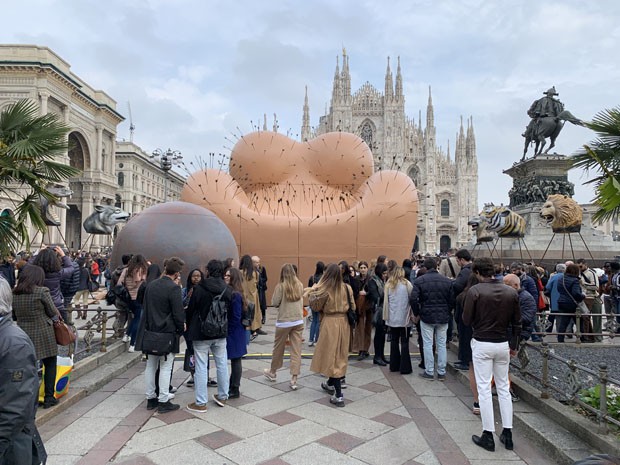 Poltrona UP, de Gaetano Pesce, vira instalação gigante em Milão (Foto: Casa Vogue)
