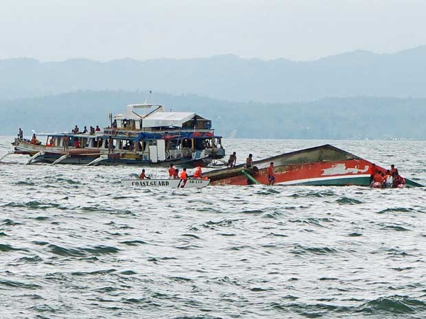 Equipes de resgate procuram por sobreviventes ou corpos após naufrágio nas Filipinas (Foto: Ignatius Martin / Miquicar Photostudio / via AP Photo)