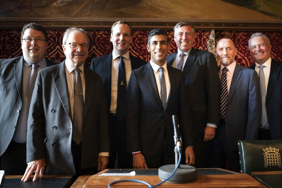 Rishi Sunak (ao centro) com membros do comitê do Partido Conservador responsável pelas eleições internas, logo após ser apontado como o novo primeiro-ministro do Reino Unido, em 24 de outubro de 2022 — Foto: Stefan Rousseau/ PA via AP 