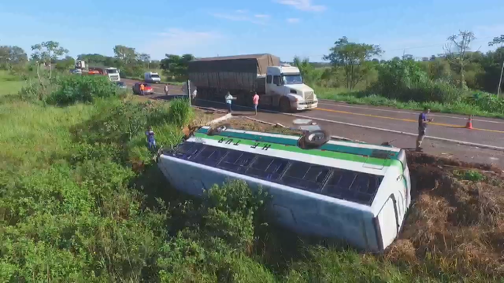 Ãnibus tombou ao colidir contra carreta na BR-267, em Bataguassu (MS) (Foto: Tiago ApolinÃ¡rio/Da Hora Bataguassu/DivulgaÃ§Ã£o)