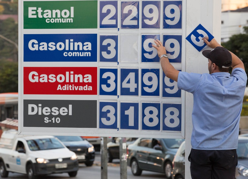 Funcionario de posto faz troca de valores de combustivel na tarde desta quarta feira (26), na Zona Oeste de São Paulo (Foto: Marcelo D. Sants / FramePhoto / Estadão Conteúdo)